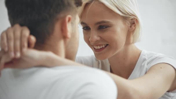 Hermosa Joven Pareja Abrazando Sonriendo Besándose Casa — Vídeos de Stock