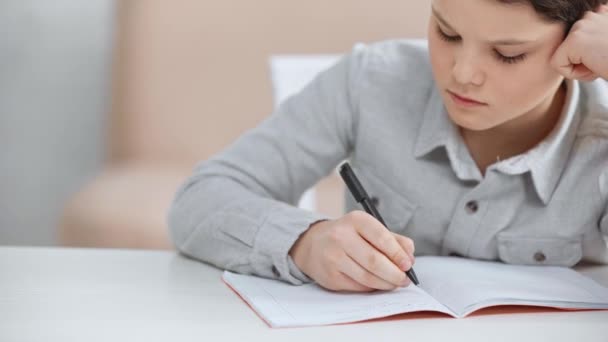 Concentrato Preteen Scolaro Sostenere Faccia Con Mano Mentre Scrive Copia — Video Stock