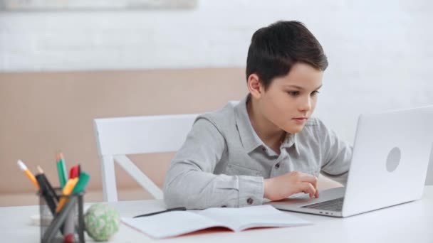 Concentrato Preteen Scolaro Utilizzando Laptop Scrittura Copia Libro Mentre Facendo — Video Stock