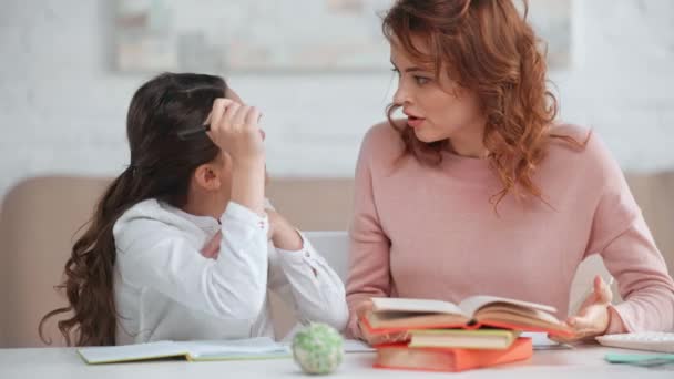 Irritado Mãe Filha Discutindo Fazer Lição Casa Mesa — Vídeo de Stock