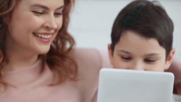 Mutter Und Sohn Lächeln Und Nutzen Gemeinsam Digitales Tablet Hause — Stockvideo