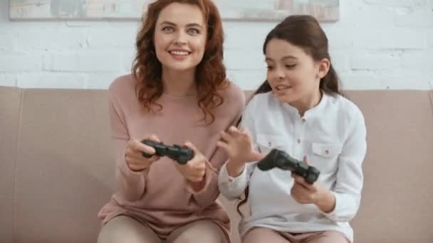 Kiev Ukrayna Nisan 2019 Oturma Odasında Kanepede Video Oyunu Oynarken — Stok video