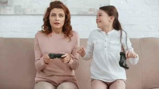 Kyiv Ucrania Abril 2019 Niño Emocionado Jugando Videojuego Con Madre — Vídeo de stock