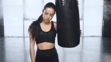 spor merkezinde kamera bakarak delme çantası yakın boks eldiven güzel yorgun sporcu