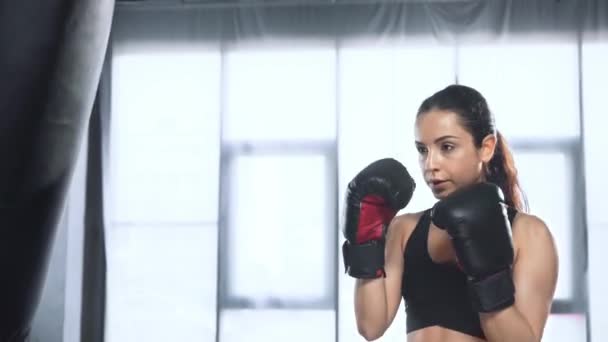 Schöne Fokussierte Sportlerin Trainiert Tagsüber Mit Boxsack Fitnessstudio — Stockvideo