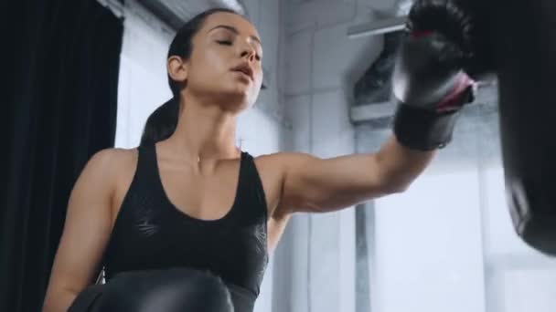 Όμορφη Εστιασμένη Αθλητική Γυναίκα Άσκηση Σάκο Του Μποξ Στο Γυμναστήριο — Αρχείο Βίντεο