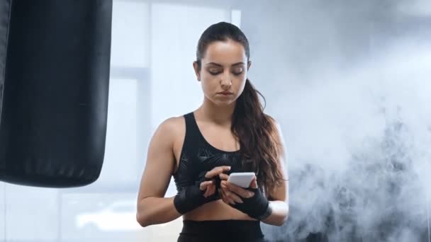 Bela Esportista Luvas Treinamento Usando Smartphone Seguida Tomar Selfie Sorrindo — Vídeo de Stock