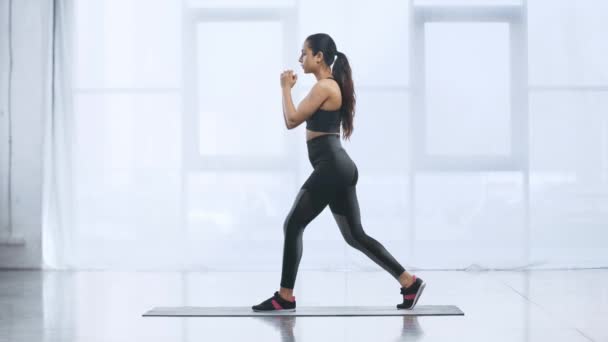 Hermosa Joven Deportista Haciendo Sit Ups Alfombra Fitness Centro Deportivo — Vídeos de Stock