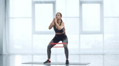 güzel sporcu yapıyor spor salonunda fitness mat direnç Band ile Sit UPS
