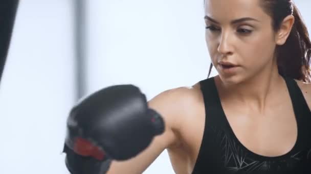 Красивая Целеустремленная Спортсменка Тренируется Боксерской Грушей Спорткомплексе — стоковое видео