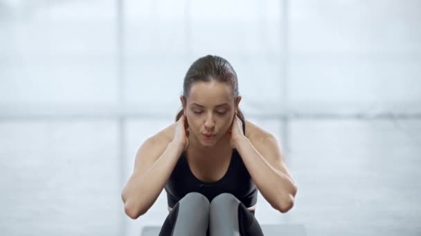 Schöne Sportlerin Macht Sit Ups Auf Der Fitnessmatte Und Schaut — Stockvideo