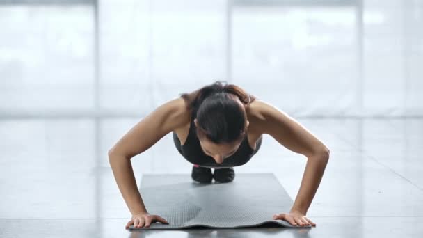 Joven Deportista Haciendo Flexiones Alfombra Fitness Centro Deportivo — Vídeos de Stock