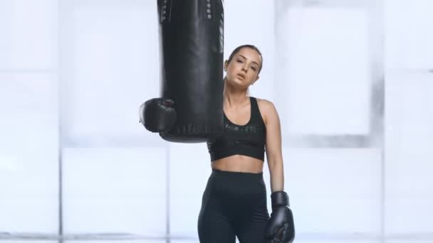 Belle Sportive Fatiguée Dans Des Gants Boxe Près Sac Boxe — Video