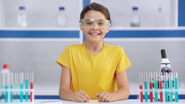 Garoto Feliz Mostrando Língua Laboratório — Vídeo de Stock