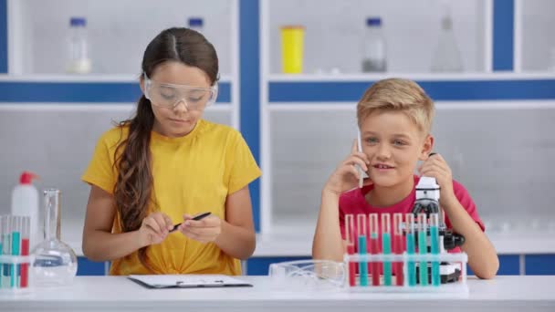 Kid Googles Buurt Van Boy Praten Het Laboratorium — Stockvideo