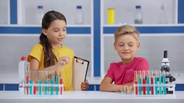 Leuke Kinderen Praten Gebaren Het Laboratorium — Stockvideo