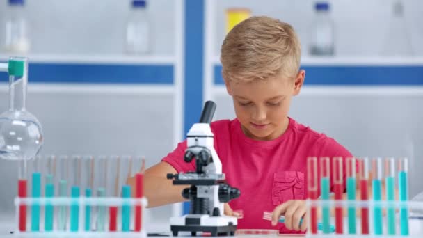 Foco Rack Del Niño Mirando Través Del Microscopio — Vídeos de Stock