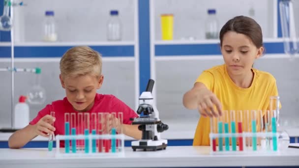 Leuke Kinderen Mengen Van Vloeistoffen Het Laboratorium — Stockvideo