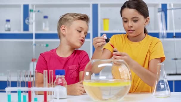 Niños Lindos Mezclando Líquidos Laboratorio — Vídeos de Stock