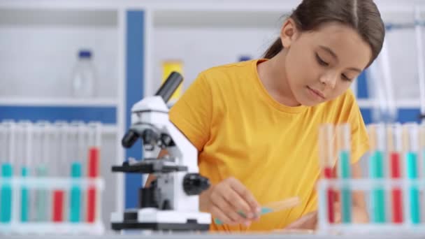 Enfoque Tirón Del Niño Mirando Través Del Microscopio — Vídeos de Stock