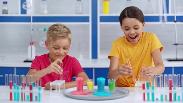 Selektiver Fokus Der Kinder Die Wasser Bunten Flüssigkeiten Hinzufügen — Stockvideo