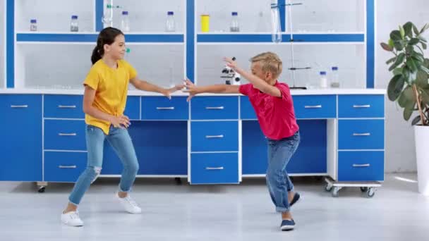 Niños Felices Jeans Jugando Laboratorio — Vídeo de stock