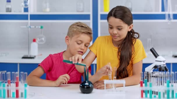 Selectieve Focus Van Kinderen Die Blauwe Vloeistof Water Toevoegen — Stockvideo