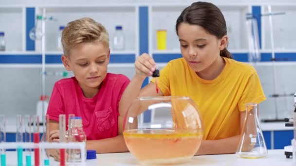 Leuke Kinderen Mengen Van Vloeistoffen Fish Bowl — Stockvideo