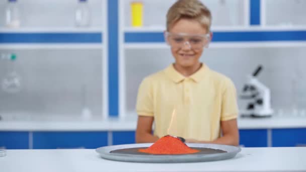 Hyperlapsus Enfant Regardant Brûler Poudre Orange — Video