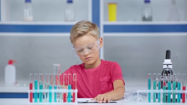 Sevimli Çocuk Laboratuvarda Fotoğraf Çekmek — Stok video