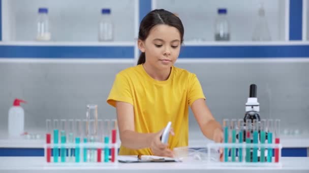 Schattig Kind Het Nemen Van Foto Het Laboratorium — Stockvideo