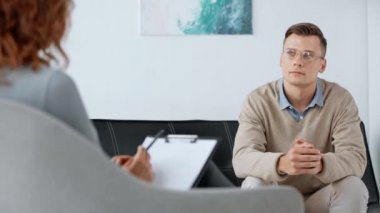 psikolog ile konuşan hastanın seçici odak noktası