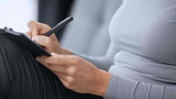 Vista Cortada Mulher Escrevendo Com Caneta — Vídeo de Stock