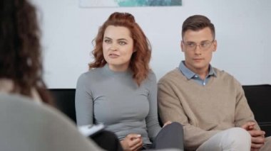 kocası ile öfkeli kadın psikolog ile konuşurken 