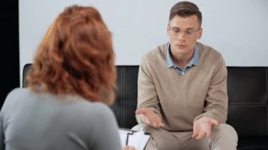 psikolog ile konuşan hastanın seçici odak noktası