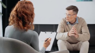 psikologun hastayla konuşma seçici odağı 
