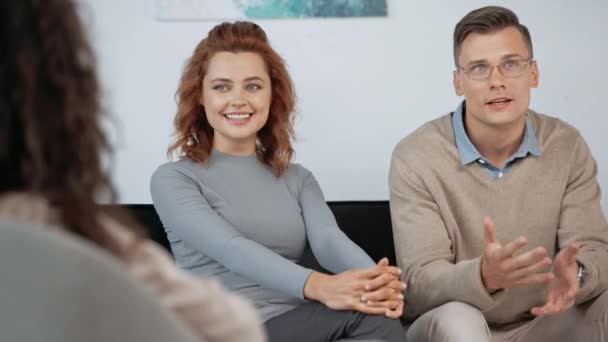 心理学者と話す笑顔の夫と妻 — ストック動画