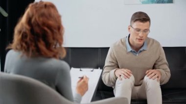 psikolog ile konuşan hastanın seçici odak noktası