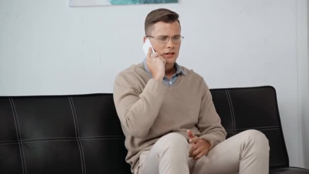 英俊的男人在眼镜上交谈的智能手机 — 图库视频影像