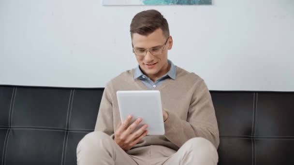 Uomo Sorridente Bicchieri Utilizzando Tablet Digitale — Video Stock