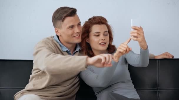 Sonriente Mujer Hombre Tomando Selfie Sofá — Vídeos de Stock