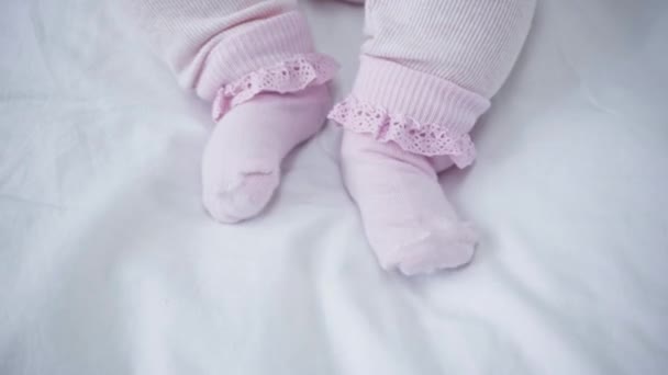 Selektiv Fokusering Spädbarn Rörliga Fötter Sängen — Stockvideo