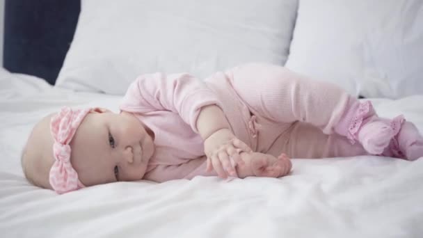 ベッドの上で転がる幸せな乳児の選択的な焦点 — ストック動画
