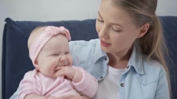 Selectieve Focus Van Gelukkige Moeder Die Naar Baby Kijkt — Stockvideo