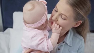 mutlu anne bebek kızının yanak öpüşme 