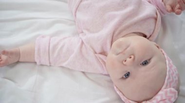 yatakta yatan sevimli bebek üst görünümü 