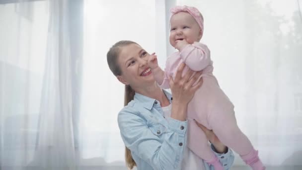 Ευτυχισμένη Μητέρα Κρατώντας Στα Χέρια Χαριτωμένο Μωρό Κόρη — Αρχείο Βίντεο