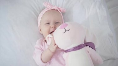 yumuşak oyuncak emme sevimli bebek üst görünümü 