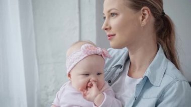 mutlu anne kokulu ve bebek kızı öpüşme 