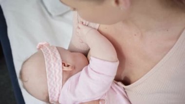 evde bebek emziren kadının havai görünümü